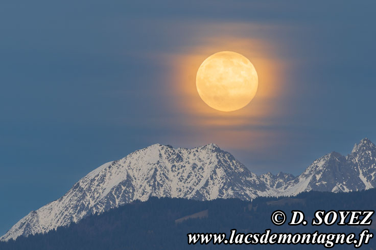 Photo n202511005
Super lune sur la Chane de Belledonne (Isre)
Clich Dominique SOYEZ
Copyright Reproduction interdite sans autorisation