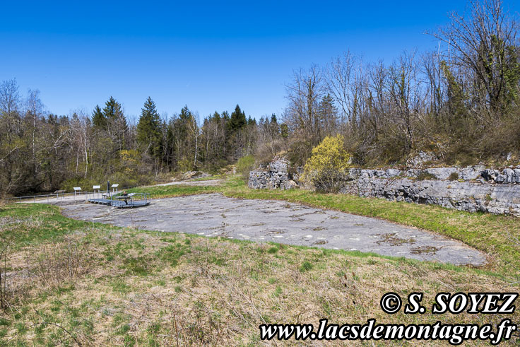 Photo n°202504017
Cliché Serge SOYEZ
Copyright Reproduction interdite sans autorisation Photo n°202504017
Site à pistes de dinosaures à Loulle dans le Jura. Lieu-dit le Bois-Aux-Salpêtriers - D253 39300 LOULLE
Cliché Serge SOYEZ
Copyright Reproduction interdite sans autorisation